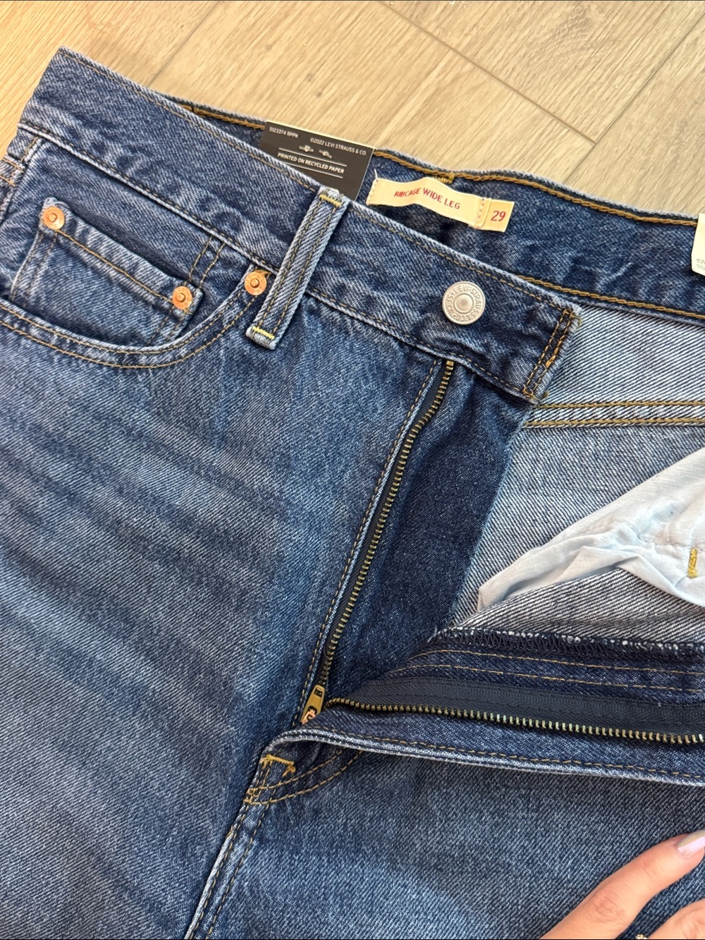 Levi's Women's Ribcage Wide-Leg Jeans Medium Blue Denim NWT 29x32 - Picture 5 of 6